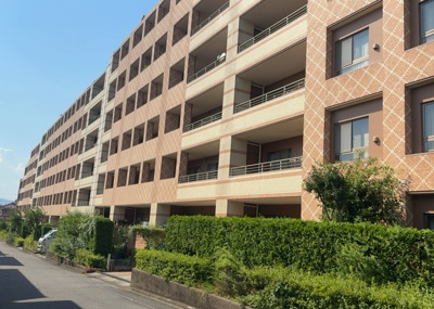 【バルコニー】 | グリーンティエラ星が丘 | 一般的なバルコニーは、奥行1.5ｍ程ですが、ワイルドバルコニーは2ｍまで広がっています。そのため洗濯物の間隔をあけ干すことができ、乾きやすいというメリットや、ガーデニングが楽しめる等の特徴があります。