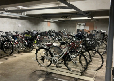 【駐車場】 | グリーンティエラ星が丘 | 車一台あたりに必要なスペースは、標準サイズの普通自動車で横幅2m50cm、長さ5mは必要になります。ただし、乗降のことも考慮して横幅3m30cm、長さ5m50cmほどは確保できるところを選びましょう。