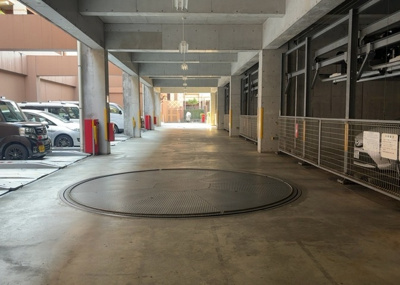 【駐車場】 | グリーンティエラ星が丘 | 駐車場と明記されていても、最小スペースでつくられた駐車場だと大型車は駐車できなかったり、出入りしにくくなったりする可能性があります。お車のサイズと購入したい物件の駐車場のサイズを現地で確認しましょう。