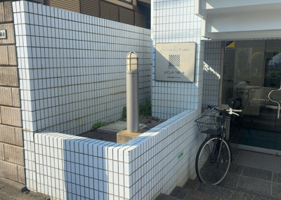 【中庭】 | メゾン・ド・ラポール | 中庭（パティオ）とは、一つの建築物の内部に設けられた、壁などで囲われている庭のことを指します。コの字型、ロの字型が主流ですが、L字型の中庭もあります。最近では、インテリア性の高さからも人気があります。