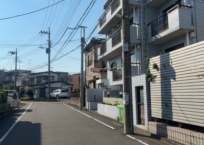 【外観】 | メゾン・ド・ラポール | 隣家の土地はどうなっているのか、生活利便施設が近くにあるのか、学校まで近いかなど、お客様のライフスタイルにあわせたイメージが重要です。また、近くにあると困る施設が近くにないかも確認するといいでしょう。