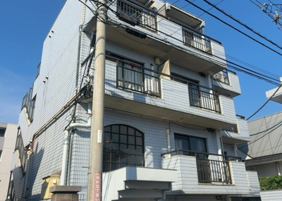 【構造・工法・仕様】 | メゾン・ド・ラポール | ＲＣ造、Reinforced Concreteは直訳すると補強されたコンクリートです。主に柱や梁・床・壁が鉄筋とコンクリートで構成おり、鉄筋を組んだ型枠にコンクリートを流し込んで固めたものを指します。