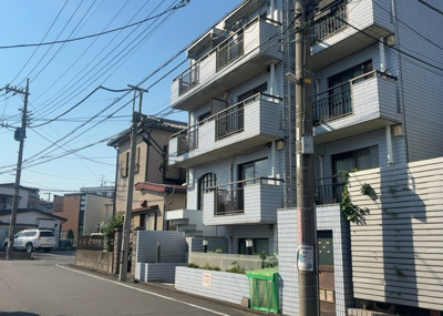 【外観】 | メゾン・ド・ラポール | 外観はマンション管理がされているかの目安になります。築年数が古いと、壁面は劣化してひび割れが生じることも！建物が古びていても細かいところが修繕されていると、きちんと管理されているなぁと感じるでしょう。