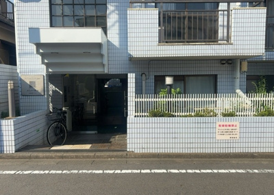 【駐車場】 | メゾン・ド・ラポール | 車一台あたりに必要なスペースは、標準サイズの普通自動車で横幅2m50cm、長さ5mは必要になります。ただし、乗降のことも考慮して横幅3m30cm、長さ5m50cmほどは確保できるところを選びましょう。