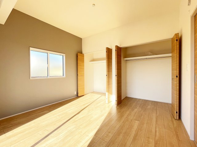 新築戸建・建売　桐生市広沢町1丁目　BLOOMING GRADEN　全1棟の洋室|2面採光で陽射しがたっぷり差し込む明るい洋室です！