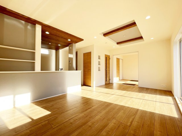 新築戸建・建売　桐生市広沢町1丁目　BLOOMING GRADEN　全1棟の居間・リビング|ブラウン系の床で落ち着いた印象のLDKになっています。