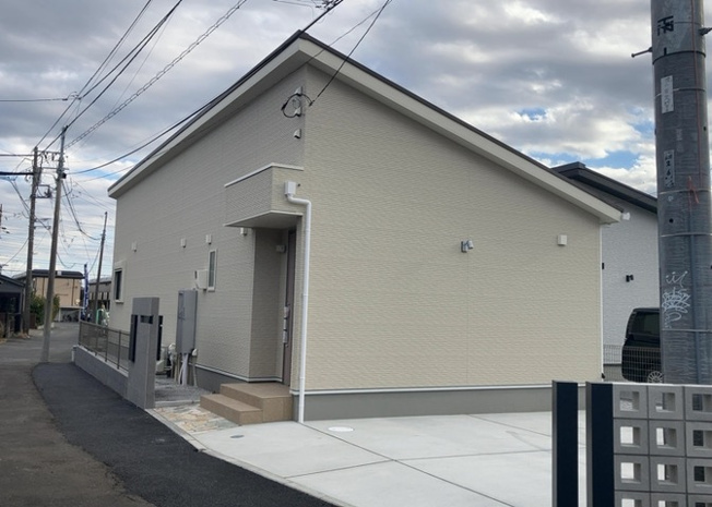 【外観】 | 住宅用の土地では前面道路に2m以上接していなければならないと法律で定められています。しかし、お持ちの車のサイズやライフスタイルなどにより、2mでは利便が悪い場合もございますので、事前に確認しましょう。