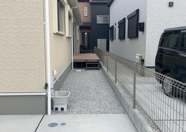 【庭】 | 庭があることでガーデニングや家庭菜園はもちろん、こどもの遊び場やペットを放して遊ぶことができます。また、家の周囲に余裕があるということです。隣地との間があれば、十分な日当たりと、風通しが確保できます。