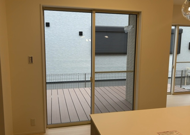 【内装】 | サッシとは、ガラス窓に使用される金属製の窓枠のことです。一般的に住宅建築では、金属製建具工事の段階で備え付けるもので、ガラス類や玄関、バスルームのスチール製のドアなどと同じタイミングで工事を行います。