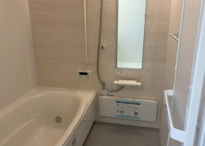 【浴室】 | 入浴時の快適さも大事なことですが、綺麗な状態を維持できなければ気持ちよく入浴できません。毎日の掃除が楽という点は大事なポイントになります！カビが生えにくく掃除がしやすい、壁や浴槽を選ぶといいでしょう。