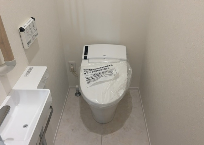 【トイレ】 | トイレは大きさや形、機能、抗菌性などが異なる多種多彩なタイプが各メーカーから出ています。それぞれに良さがあるため、事前にどういったタイプのトイレがいいのかをご家庭内で決めて、内見に行くといいでしょう。