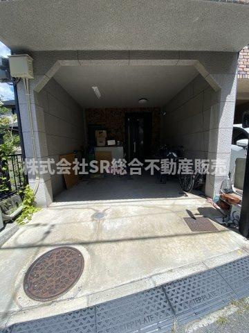 角田3丁目中古戸建の駐車場|お車をお持ちの方には嬉しい駐車場はビルトインガレージです！雨に濡れずに出入りでき、自転車・バイクも置けます。