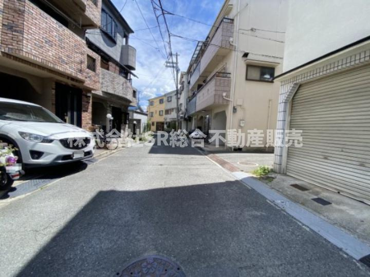 角田3丁目中古戸建の前面道路含む現地写真|当日予約も大歓迎です！土日祝、雨の日やお子様連れのお客様の送迎も可能ですのでお気になさらずお問合せ下さい。お仕事終わりのお時間にも柔軟に対応致しますのでお気軽にお申し付け下さいませ。