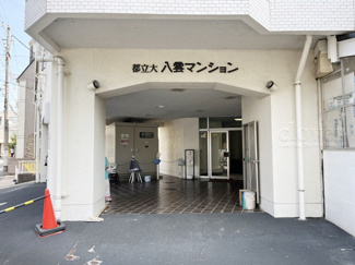 【エントランス】 | お客様を、そして住人を出迎えてくれるマンションのエントランス。ゴミが落ちていないことからも、管理状態の良さや住民の節度の高さが見て取れます。～即日のご見学可能～　お問合せはお気軽にどうぞ。