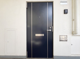 【その他共用部分】 | 皆様をお迎えする、お部屋の玄関ドア。開けやすさや開放角度、ドアノブの操作しやすさや鍵の形状などを、現地で一度ご確認ください。～即日のご見学可能～　お問合せはお気軽にどうぞ。