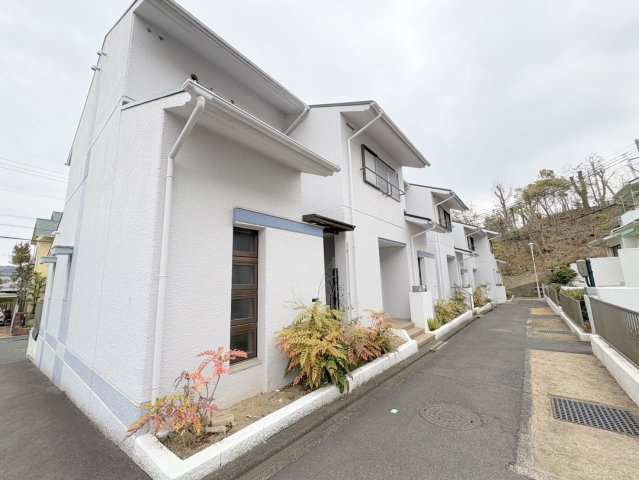 東生駒さつき台ローレルコートの外観