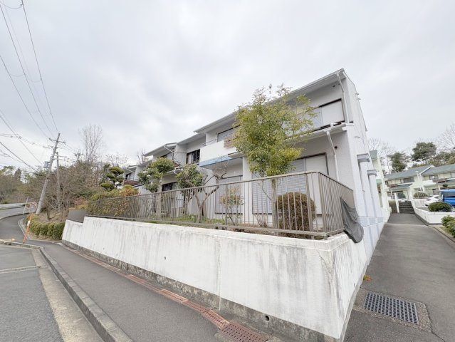 東生駒さつき台ローレルコートの外観