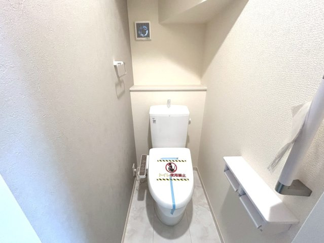 【商談中】リーブルガーデン　一宮市北今　全2区画分譲のトイレ|超表面平滑加工とイオンパワーの「セフィオンテクト」加工で、汚れが付きにくく落ちやすい仕様で清潔です。
便器にフチがないので汚れが隠れて見えない部分がありません。お手入れがとってもラクラクです。