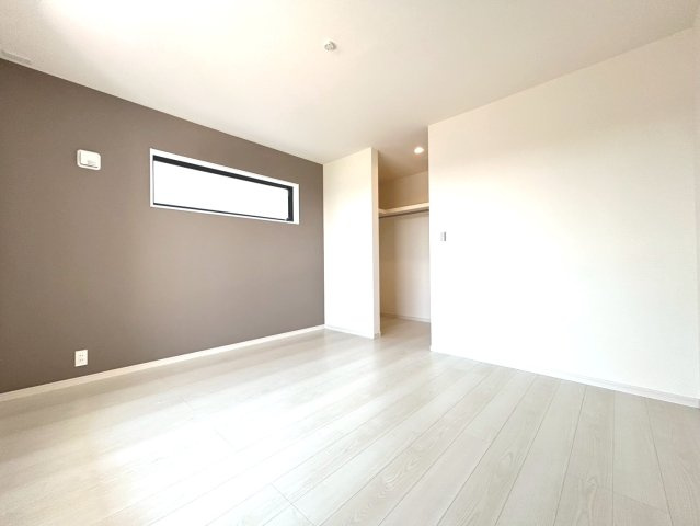 【商談中】リーブルガーデン　一宮市北今　全2区画分譲の寝室|すべての居室にはたっぷり収納できる大型のクローゼット、各室に２４時間換気システムを設置しています。
排気ファンから低風量で24時間強制排気し、家の中の空気をいつも新鮮に保ちます。
