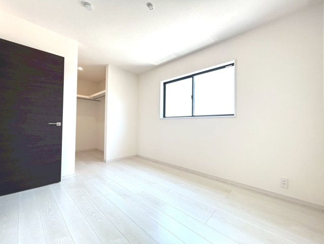 【商談中】リーブルガーデン　一宮市北今　全2区画分譲の洋室|全居室にたっぷり収納できる大型クローゼット、居室部分の窓ガラスには間に空気層を設けたペアガラスを採用。
高い断熱性と共にガラス面の結露対策にも効果を発揮します。