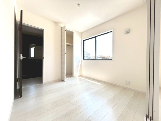 【商談中】リーブルガーデン　一宮市北今　全2区画分譲の洋室|全居室にたっぷり収納できる大型クローゼット、居室部分の窓ガラスには間に空気層を設けたペアガラスを採用。
高い断熱性と共にガラス面の結露対策にも効果を発揮します。