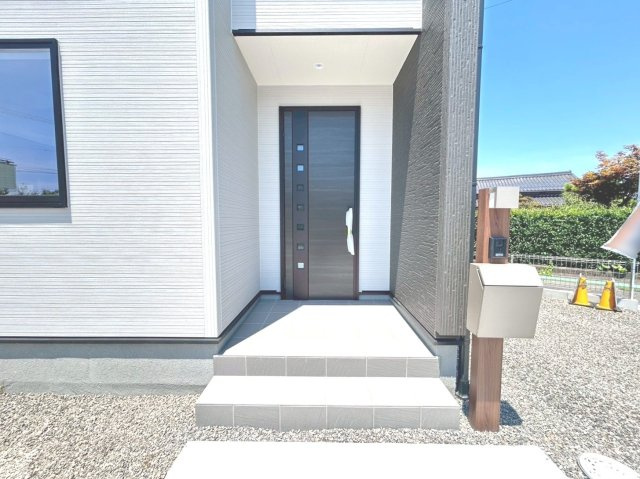 【商談中】リーブルガーデン　一宮市北今　全2区画分譲の玄関|【ピッキング防止機能付き玄関ドア錠】玄関ドアの鍵は上下に２つあり、内側の下段は脱着サムターンキー。
鍵を不正に開錠されても、もう１つの鍵でピッキングを防ぎます。防犯性の高い仕様になっています。