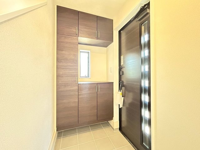 【商談中】リーブルガーデン　一宮市北今　全2区画分譲の玄関|大容量のシューズ収納付きで玄関周りもすっきり！玄関ドアからの光が玄関ホールを明るくしてくれます。