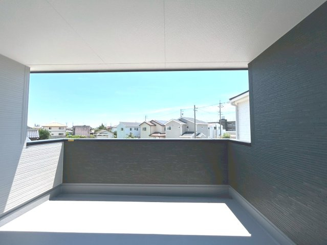 【商談中】リーブルガーデン　一宮市北今　全2区画分譲のバルコニー|バルコニーは南向きで洗濯物もよく乾きます！強度と表面積硬度を持つFPRで防水しています。