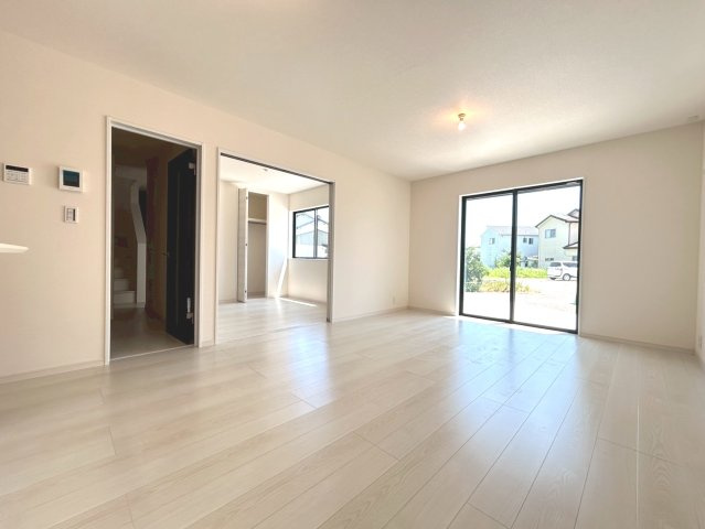 【商談中】リーブルガーデン　一宮市北今　全2区画分譲の居間・リビング|明るい日差しをふんだんに取り込んだリビングダイニングは家族の笑顔につつまれた素敵な空間になります。
一建設の家は精度が高く丈夫な工法を採用し、「住宅トップランナー基準」に対応しています。