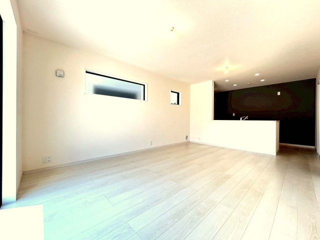 【商談中】リーブルガーデン　一宮市北今　全2区画分譲の居間・リビング|明るい日差しをふんだんに取り込んだリビングダイニングは家族の笑顔につつまれた素敵な空間になります。
一建設の家は精度が高く丈夫な工法を採用し、「住宅トップランナー基準」に対応しています。