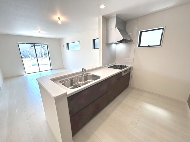 【商談中】リーブルガーデン　一宮市北今　全2区画分譲のキッチン|機能的で手入れがしやすいシステムキッチンでお掃除も楽々。蛇口は浄水器内蔵型で節湯CI対応水栓です。　
人造大理石カウンターやキッチンパネルなど明るくきれいにお使いいただけます。
