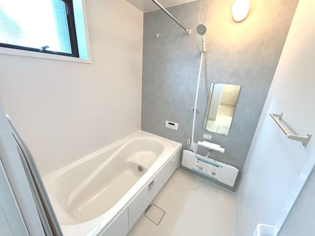 【商談中】リーブルガーデン　一宮市北今　全2区画分譲の浴室|明るく清潔感がある浴室。浴槽は環境にやさしい節水タイプ。浴槽内ステップで半身浴、親子入浴も安心です。
洗い場の床は乾きやすく滑りにくい快適仕様、水はけが良くカビの発生を軽減できます。
