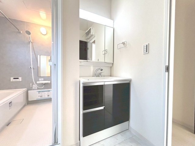 【商談中】リーブルガーデン　一宮市北今　全2区画分譲の独立洗面台|洗面化粧台 幅 750mm、軽く割れにくい洗面ボールと場所をとらないコンパクト設計の本体キャビネットです。
ミラー扉の内側は全て収納スペースです。リフトアップシャワーを採用し両手が自由に使えます