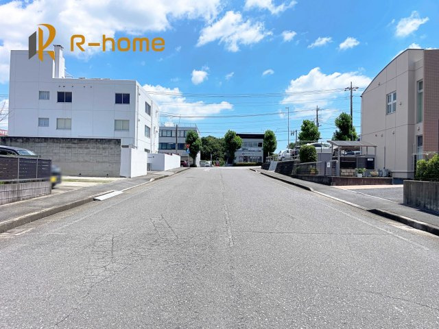 牛久市栄町6期　新築戸建て　2号棟の前面道路含む現地写真|『今から見たい！』大歓迎です♪
お気軽にＲ－ｈomeまでお問い合わせください。