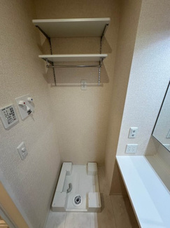 【展望】 | 洗面所内、シャンプードレッサー横にある室内洗濯機置き場です♪防水パンが付いているので万が一の漏水にも安心です！上部には便利な収納棚付き♪