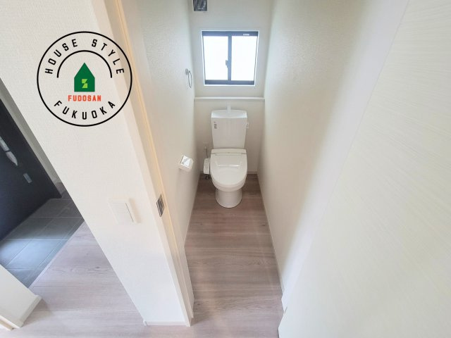 糟屋郡篠栗町和田4丁目第2-3棟（3号棟）のトイレ|温水洗浄便座を完備しております。2ヶ所にトイレがあるのは朝の慌ただしい時間も安心です。