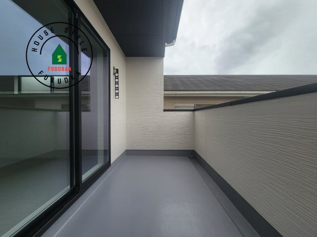 糟屋郡篠栗町和田4丁目第2-3棟（3号棟）のバルコニー|風をしっかりと感じられるバルコニーでは、毎日が洗濯日和です。広々としているので洗濯も楽しくなるでしょうし、気分転換にバルコニーからの眺めを楽しむのもいいでしょう。