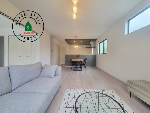 糟屋郡篠栗町和田4丁目第2-3棟（3号棟）の居間・リビング|キッチンからリビングをしっかり確認できます。家族の笑顔があふれる空間になりそうですね。※家具はCGを合成したものです。