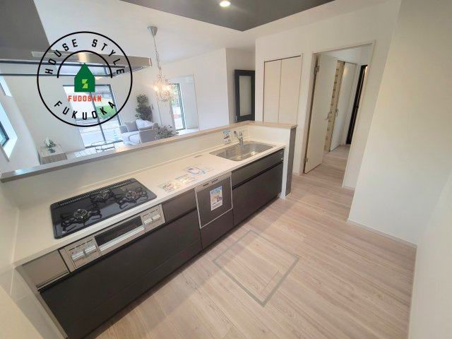 糟屋郡篠栗町和田4丁目第2-3棟（3号棟）のキッチン|ダイニングテーブルへの配膳がラクラク、お料理はかどるカウンター付きシステムキッチン！