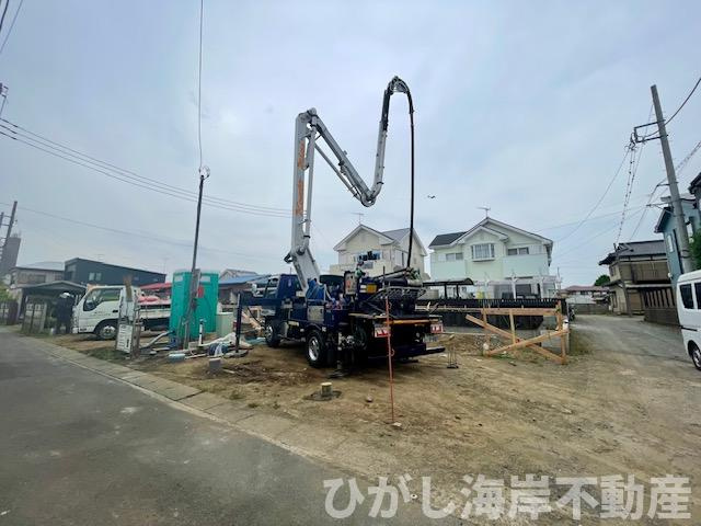 平塚市田村5丁目　新築戸建　全２棟の前面道路含む現地写真|5月16日撮影　建築中　現地外観