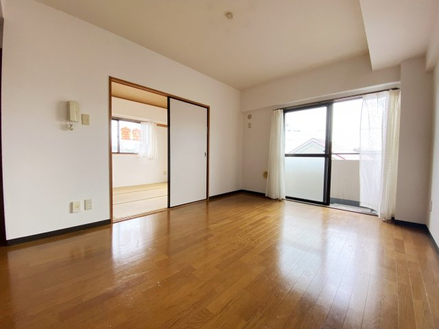 大和マンションの居間・リビング|別号室の参考写真です。