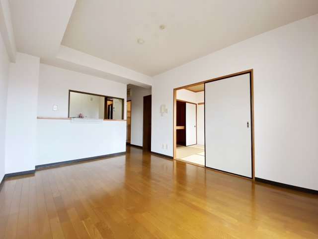 大和マンションの居間・リビング|別号室の参考写真です。