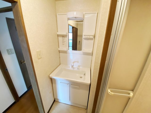 大和マンションの洗面所|別号室の参考写真です。