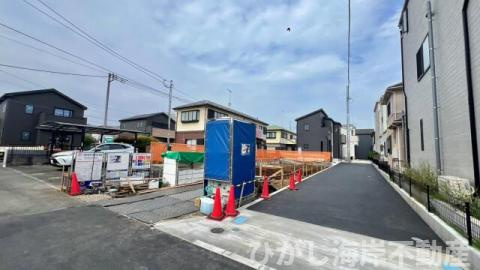 茅ヶ崎市小和田1丁目　新築戸建　全３棟の前面道路含む現地写真|現地外観