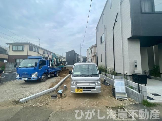 茅ヶ崎市小和田1丁目　新築戸建　全３棟の前面道路含む現地写真|５月29日撮影　外構工事中　現地外観