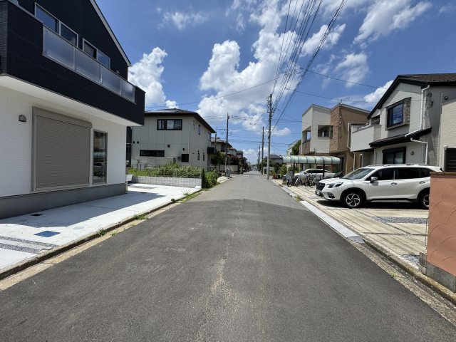 松戸市常盤平双葉町新築戸建【常盤平第三小学校：10分】の前面道路含む現地写真|北側前面道路・幅員約6ｍ