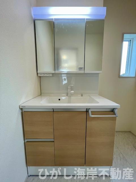 平塚市纒　新築戸建　全10棟の独立洗面台|三面鏡化粧台