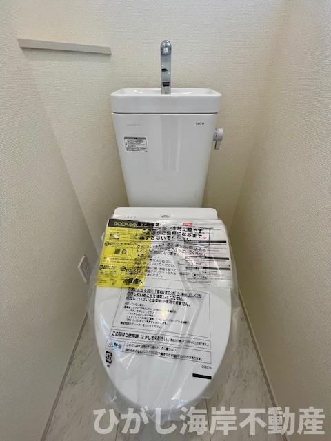 平塚市纒　新築戸建　全10棟のトイレ|自動洗浄機能付きお手洗い