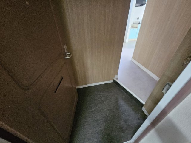 オレンジマンションの玄関