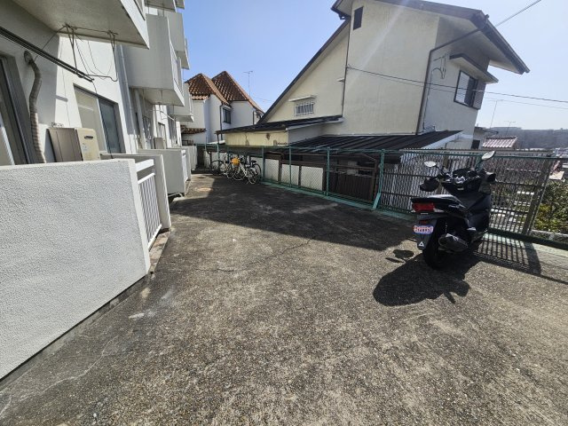 オレンジマンションの駐車場